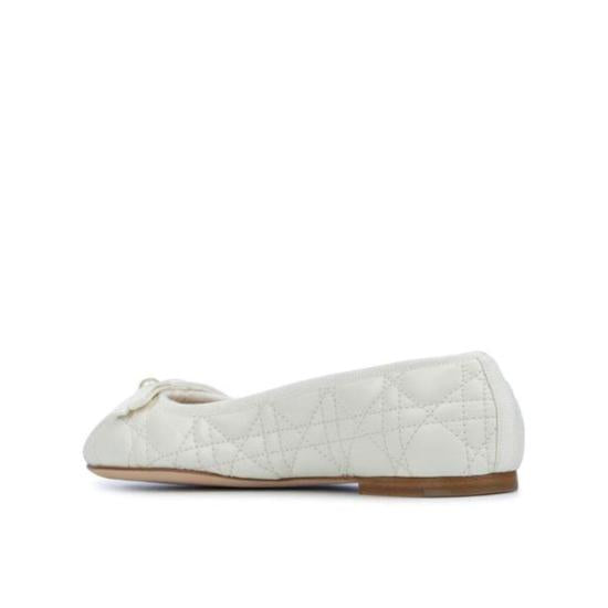 Flat shoes